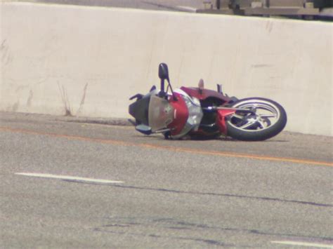 Police: Motorcyclist weaving in traffic crashes, dies in suburbs